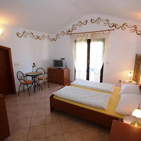 Linet 8- By Interhome * Funtana